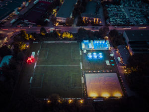 Event Location Drohne bei Nacht beleuchtet