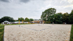 open air location berlin volleyball felder mit weißem Sand und Bäumen im Hintergrund