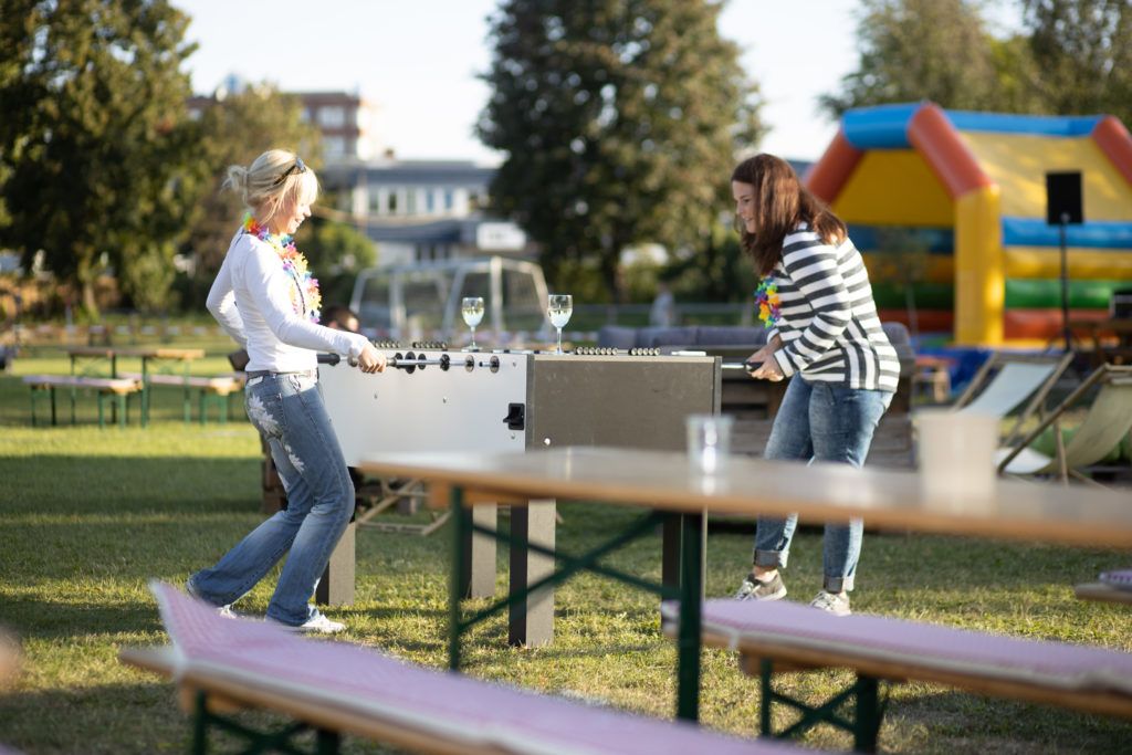 open air location berlin frauen spielen kicker und trinken wein